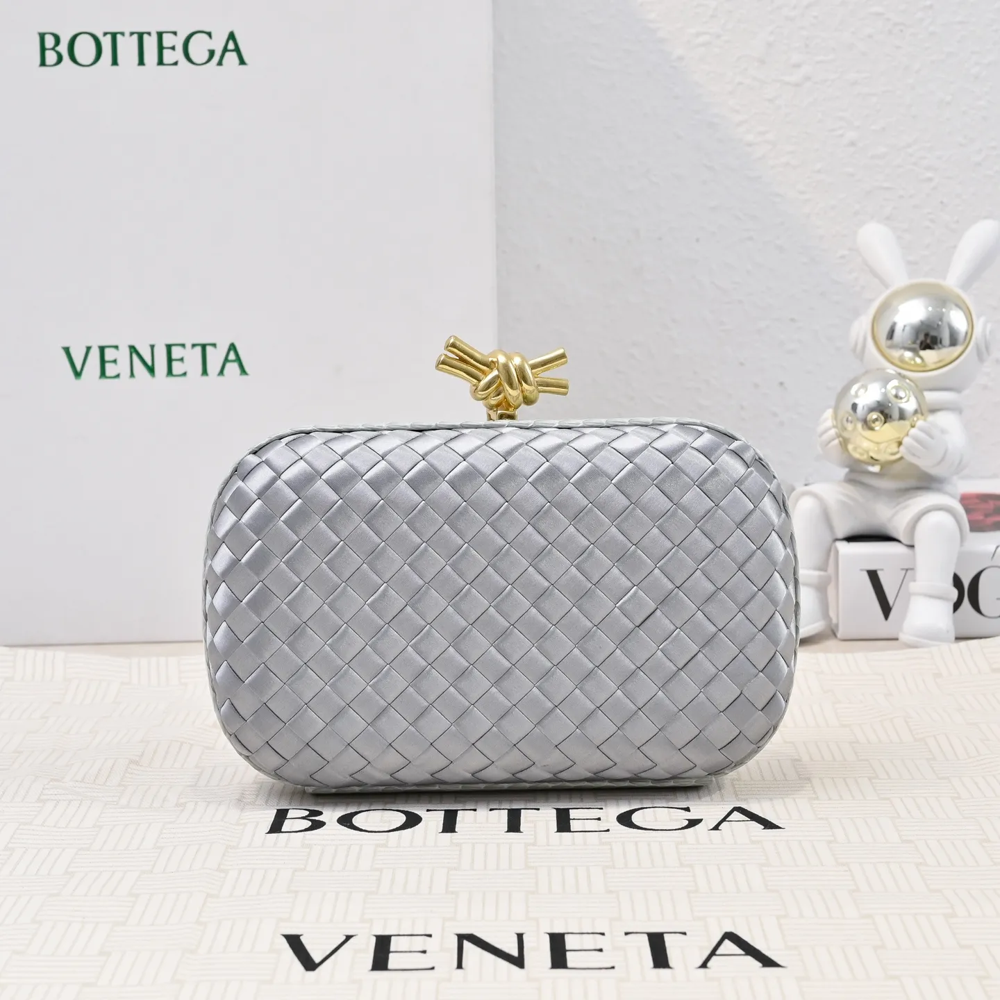 Batch 1460 #BV Knot woven evening bag series ~ Each bag reveals exquisite elegance💫Iconic classic silk weaving➕snake skin trimming with knot buckle, soft and delicate feel. The design is small and exquisite, low-key without logo, elegant and elegant. Paired with evening dress or cheongsam, it has the atmosphere of a famous and wealthy lady. Full of aura and invincible texture💃 Model: 7622 Dimensions: 20x12x5.5